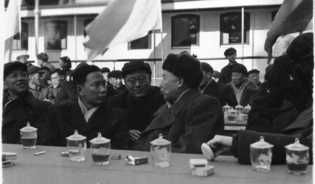 1960年1月18日，南京長江大橋正式開工。（左起惠浴宇、彭敏、彭沖）